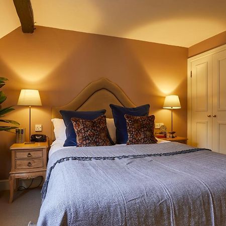 מלון קורשם The Methuen Arms מראה חיצוני תמונה A bedroom at The Old Vicarage