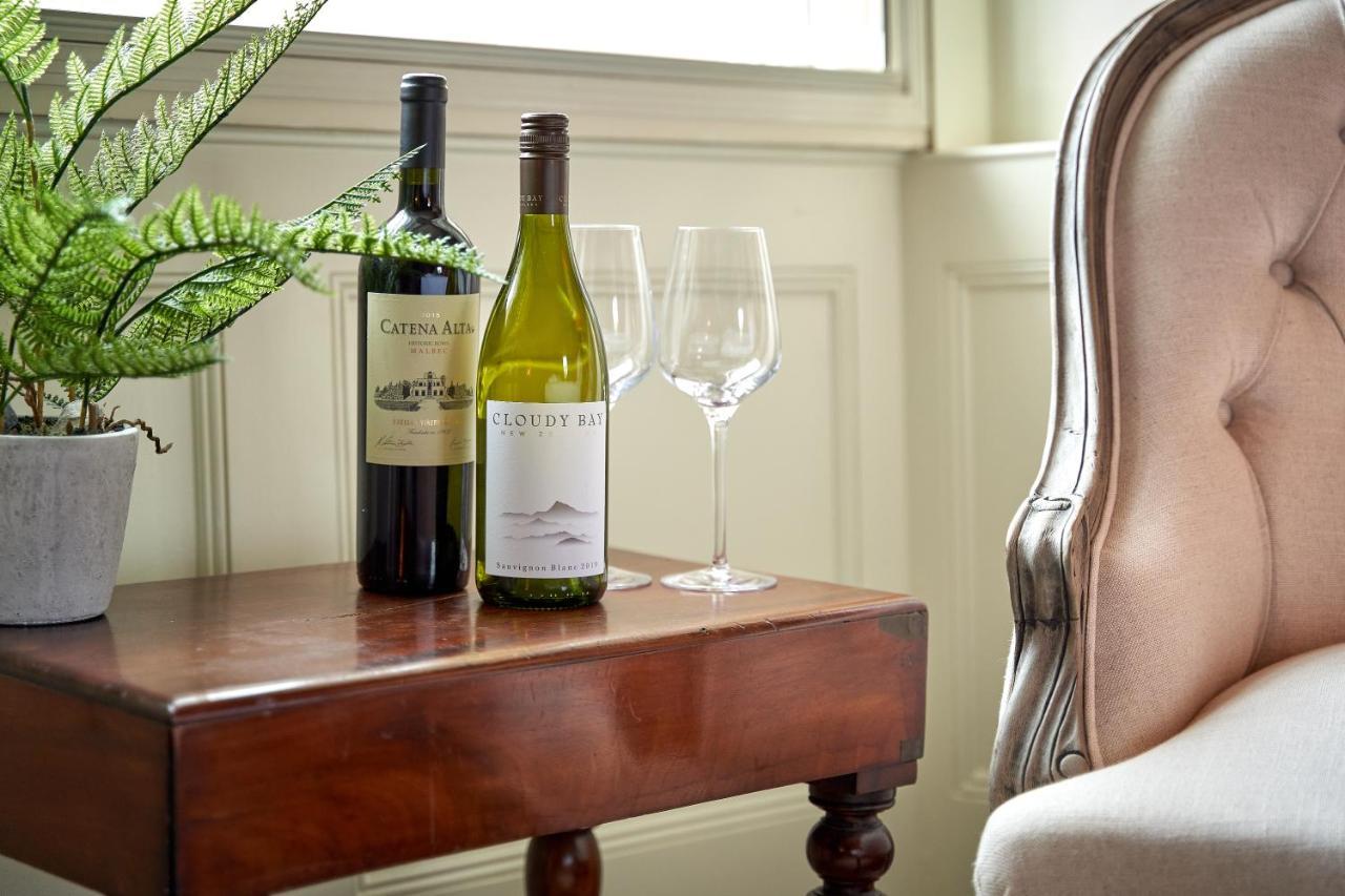 מלון קורשם The Methuen Arms מראה חיצוני תמונה A wine table