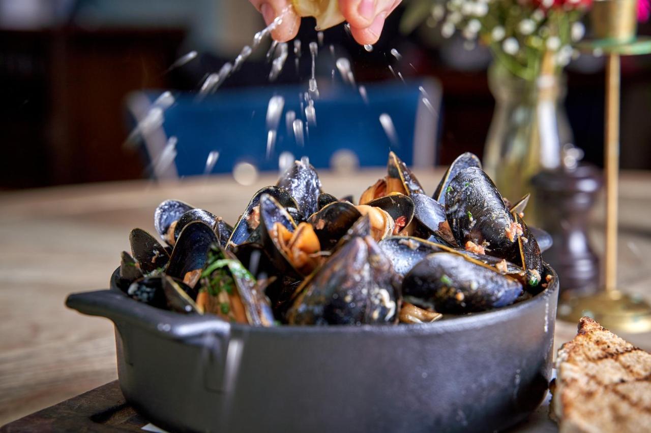 מלון קורשם The Methuen Arms מראה חיצוני תמונה Mussels being sprinkled with coriander