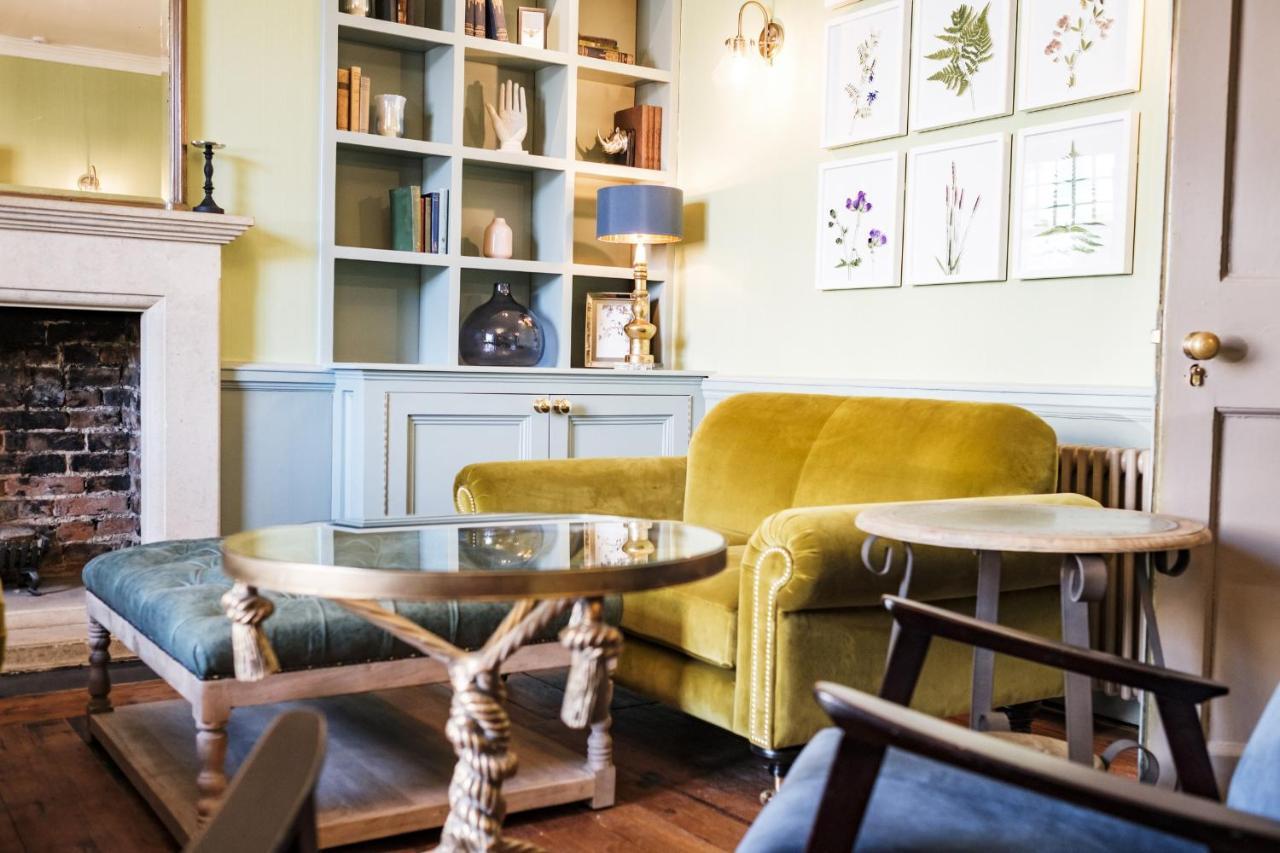 מלון קורשם The Methuen Arms מראה חיצוני תמונה The Drawing Room at The Old Bank Hotel