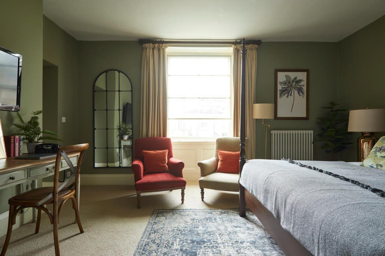 מלון קורשם The Methuen Arms מראה חיצוני תמונה A bedroom at The Swan Hotel