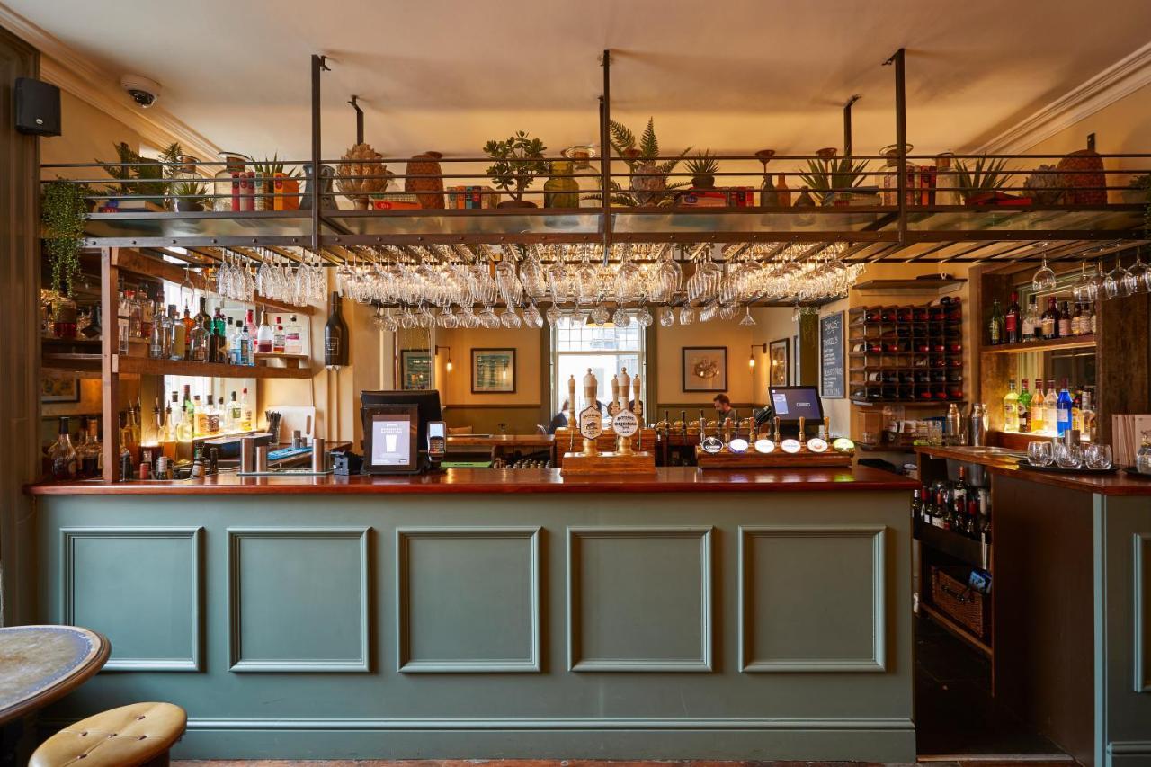 מלון קורשם The Methuen Arms מראה חיצוני תמונה The bar at The Crown