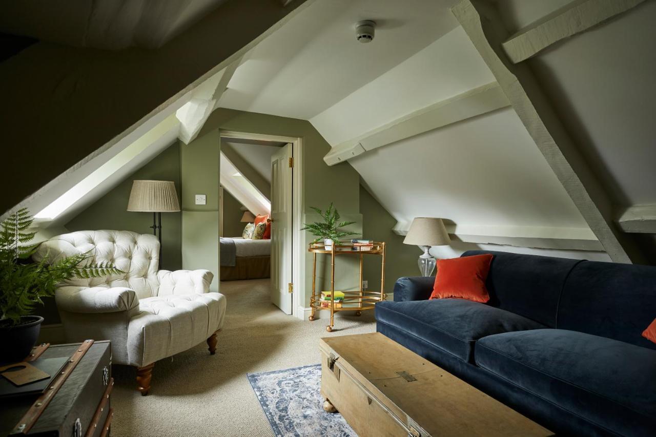 מלון קורשם The Methuen Arms מראה חיצוני תמונה A room in the eaves of a house