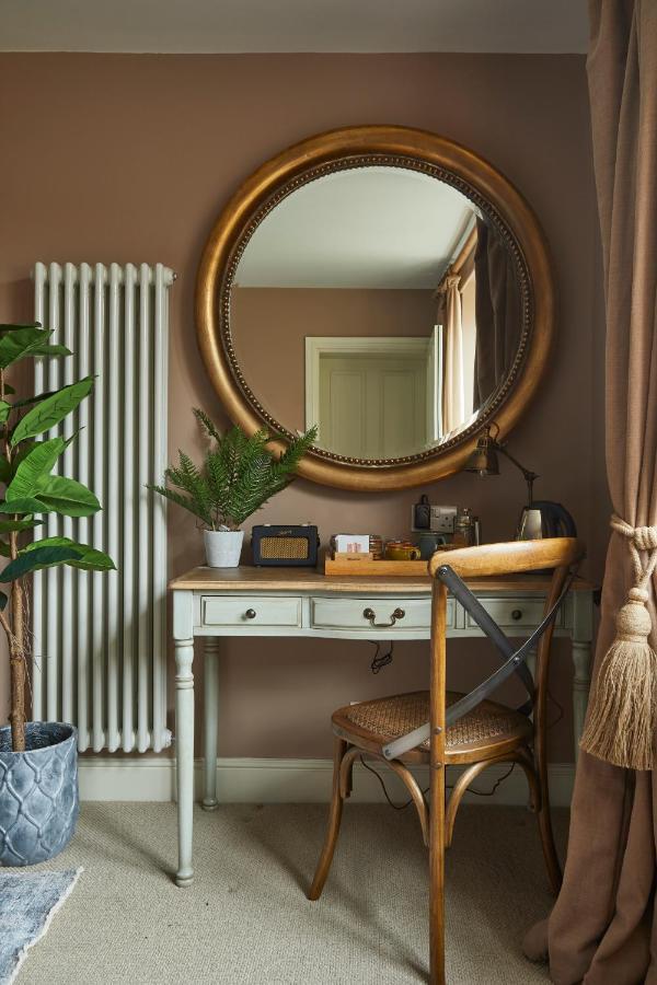 מלון קורשם The Methuen Arms מראה חיצוני תמונה A dressing table
