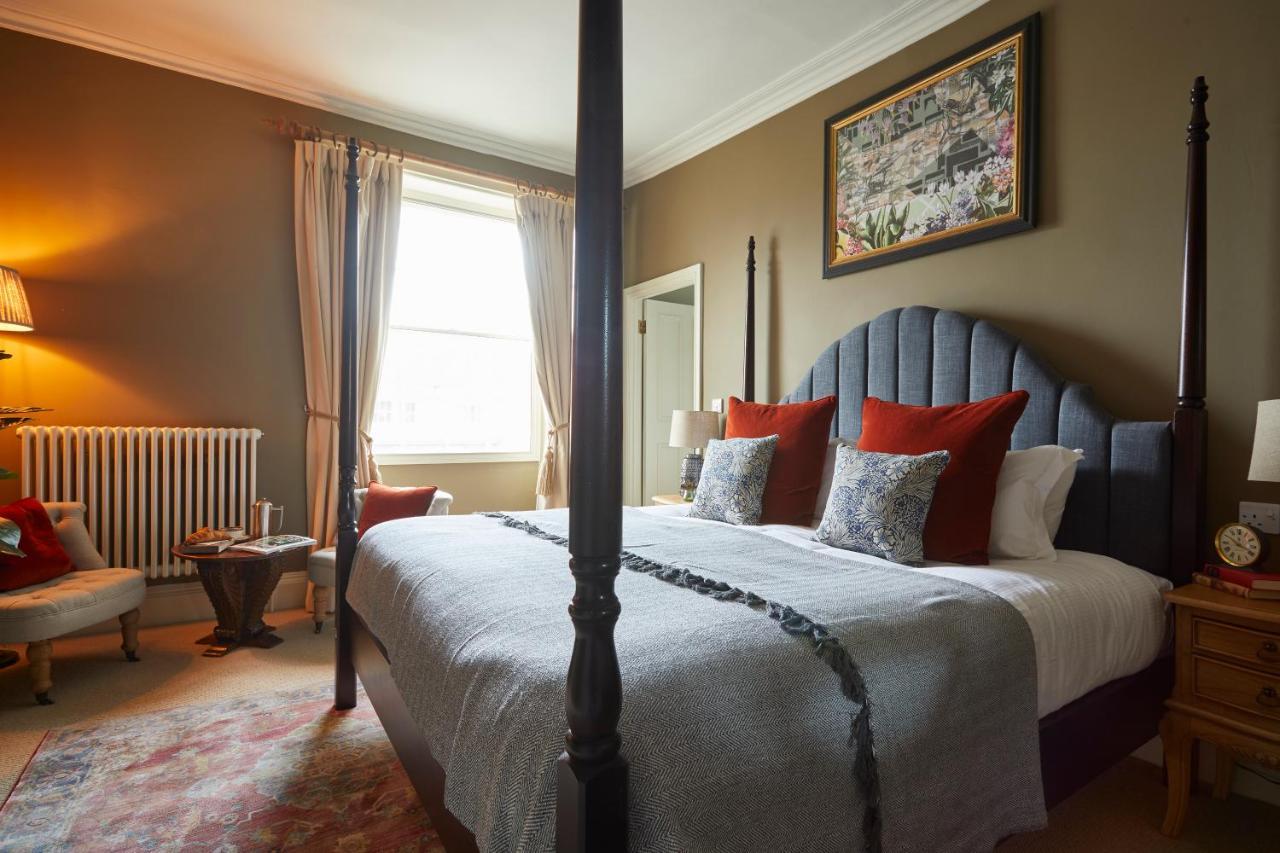 מלון קורשם The Methuen Arms מראה חיצוני תמונה A bedroom at The Swan Hotel