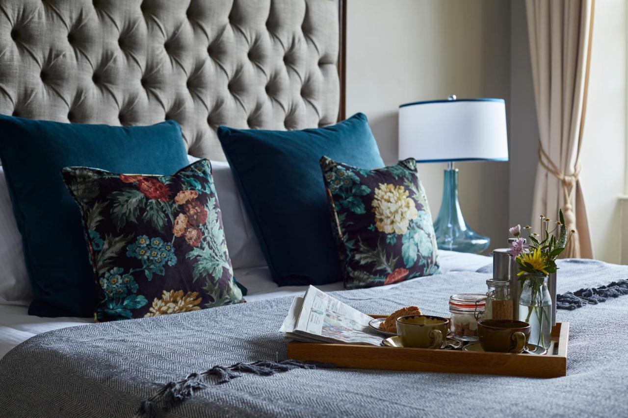 מלון קורשם The Methuen Arms מראה חיצוני תמונה A bed with cushions